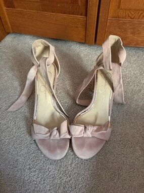 Jessica Simpson bow heels